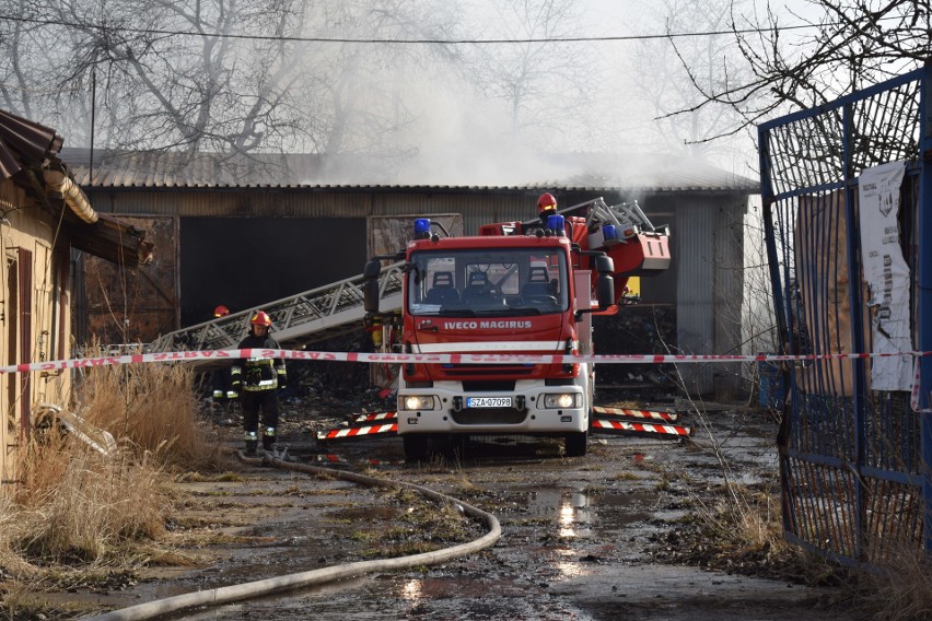 Ogień pojawił się wewnątrz hali magazynowej przy ulicy...