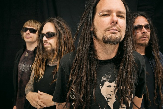 Grupa Korn gra muzykę, łączącą wiele gatunków: metalu, rocka alternatywnego,  hip hop, funk i grunge