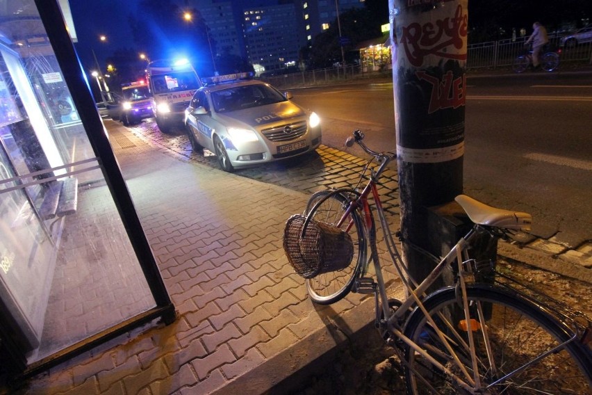 Peugeot potrącił rowerzystkę. Kobieta trafiła do szpitala