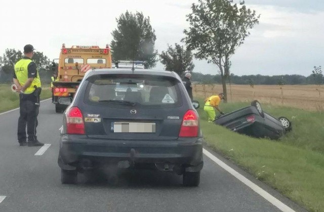 Tę informację otrzymaliśmy od naszego Czytelnika. W środę, 10 sierpnia, w okolicy Ługów Górzyckich osobowy samochód wypadł z drogi i zatrzymał się w przydrożnym rowie. W międzyczasie auto dachowało. Do kraksy doszło na prostym odcinku drogi krajowej nr 31 między Kostrzynem nad Odrą, a Słubicami.Na miejsce została wezwana policja oraz pomoc drogowa. Policjanci będą ustalać, jak to się stało, że osobowa honda civic wypadła z drogi.Zobacz też:  Tragiczny wypadek koło Górzycy. Jedna osoba nie żyje, cztery są ranne