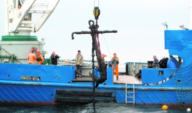 Wydobywanie w sierpniu z dna Zatoki Gdańskiej kotwicy Trottmana przez statek Zodiak