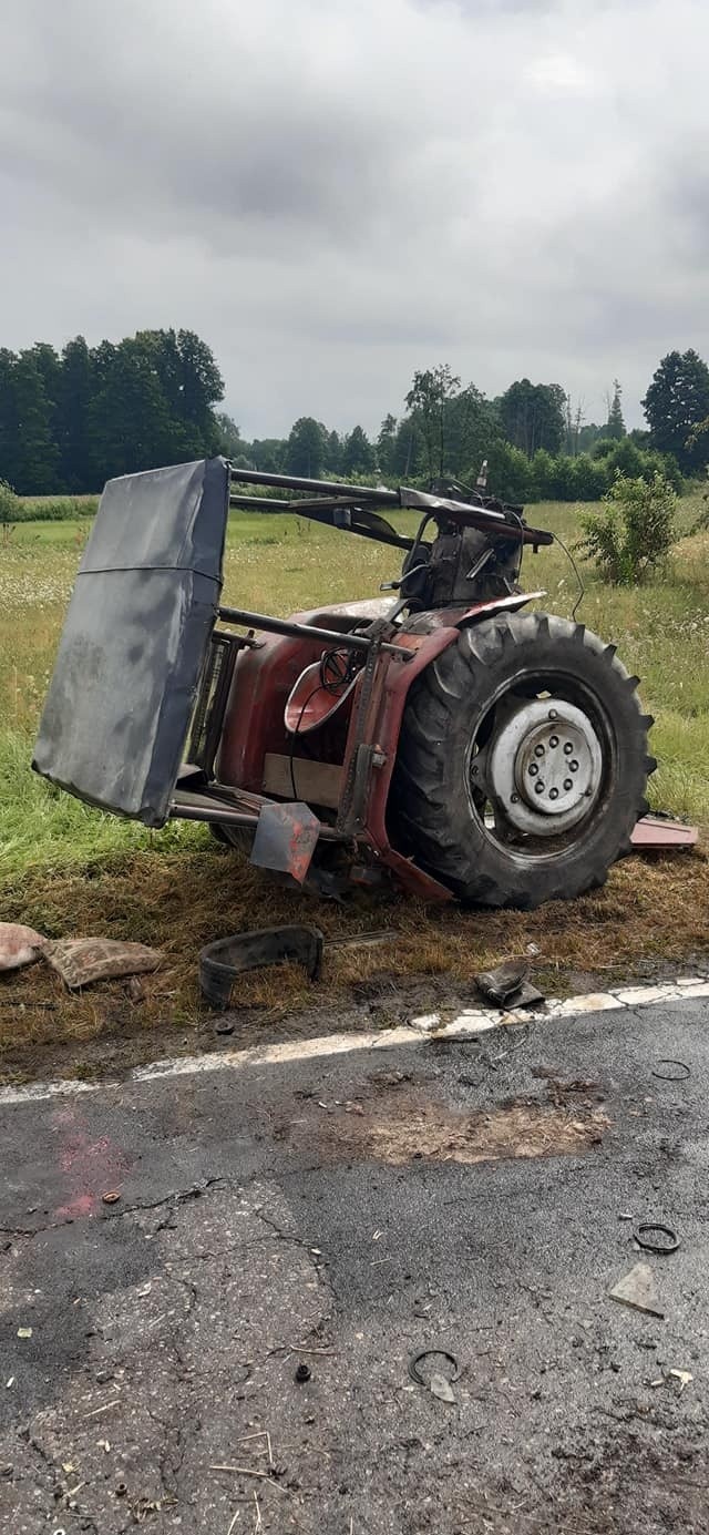 Groźny wypadek w powiecie włodawskim. Audi rozerwało ciągnik rolniczy na pół