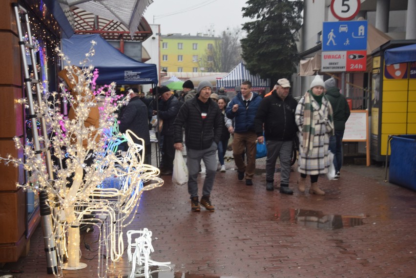 Świąteczne zakupy na targowisku Korej w Radomiu. Kupujących nie brakowało nawet w wigilijny poranek