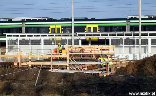 Trwają prace przy budowie trasy N-S w Radomiu. Ekipy układają między innymi zbrojenia przejścia podziemnego przy przy nowej stacji kolejowej Radom -Gołębiów.