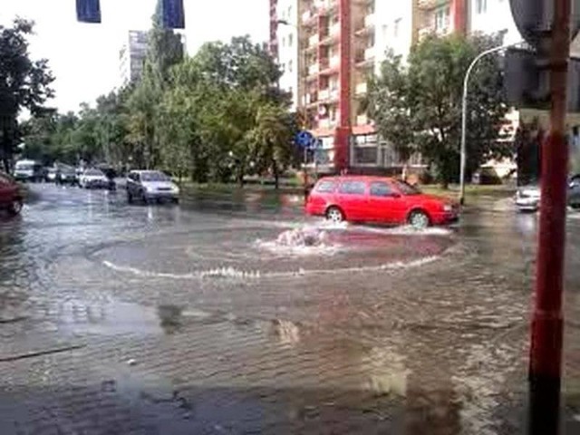 Kierowcy mają problem z przejazdem przez ruchliwe skrzyżowanie w Stargardzie. U zbiegu ulic Konopnickiej i Piłsudskiego po nagłych opadach deszczu zebrało się dużo wody. Gromadzi się ona na jezdniach.