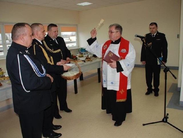 Kapelan strażaków powiatu buskiego ksiądz Tadeusz Szlachta rozdał zgromadzonym opłatek.