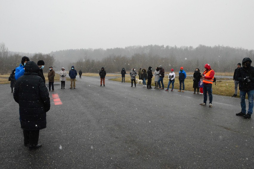 Dobczyce. Mieszkańcy zebrali się pod zaporą. Protestują przeciwko budowie farmy fotowoltaicznej 