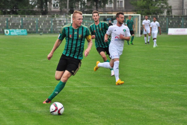 Adrian Gębalski (z piłką) strzelił jednego gola w sobotnim meczu swojej Stalówki z Radomiakiem Radom.
