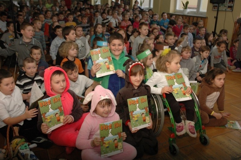 Szkoła Podstawowa nr 3. Uczniowie i przedszkolaki dostały książeczki Bądź Eko (zdjęcia)