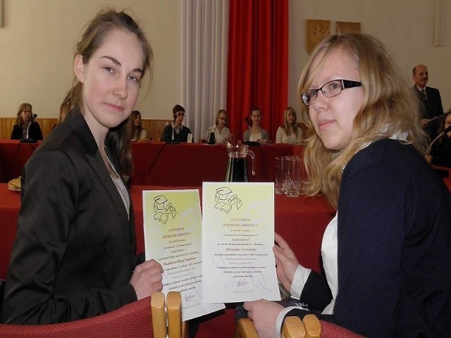 Magdalena Kamińska (z lewej) i Aleksandra Czerwińska - nagrodzone uczennice Gimnazjum nr 2 w Brodnicy