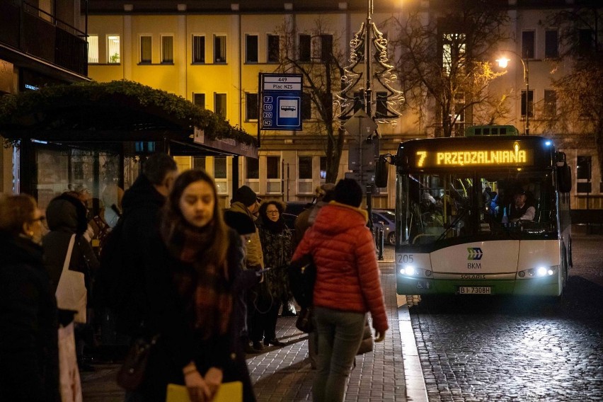 Linia nr 7 na Placu Uniwersyteckim. Autobus przyjechał z...