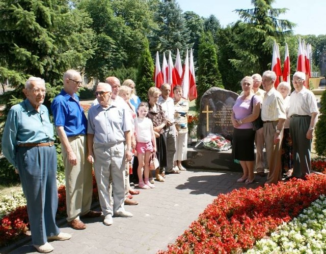 Migawka z uroczystości pod głazem ku czci ofiar mordu na Kresach