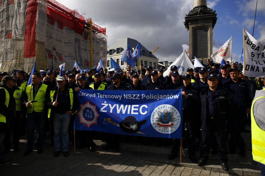 Protest policjantów w Warszawie. Mundurowi domagają się...