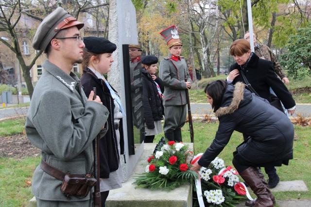 Kwiaty i znicze spoczęły pod Dębem Wolności i Obeliskiem Legionistów