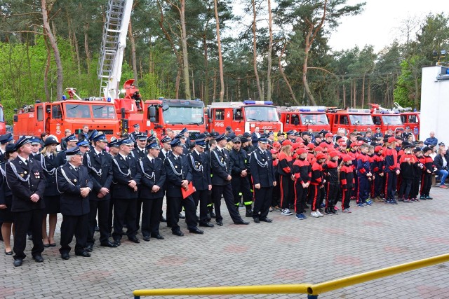Druhny i druhowie z jednostki Ochotniczej Straży Pożarnej w Toporzysku