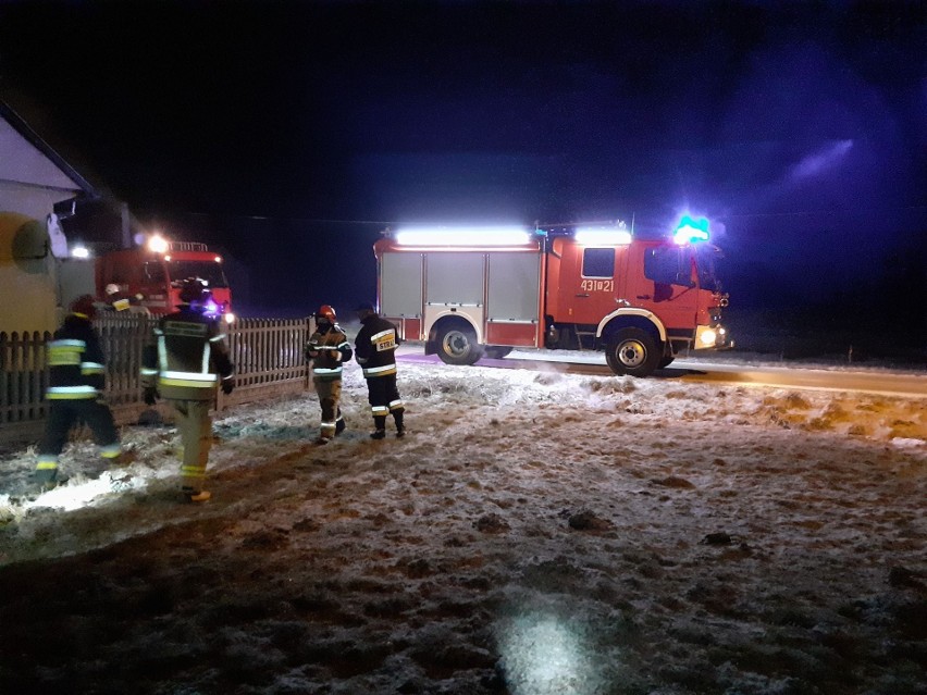 Strażacy z Wilczkowic gasili groźny pożar sadzy w kominie. Zobacz zdjęcia z akcji ratunkowej