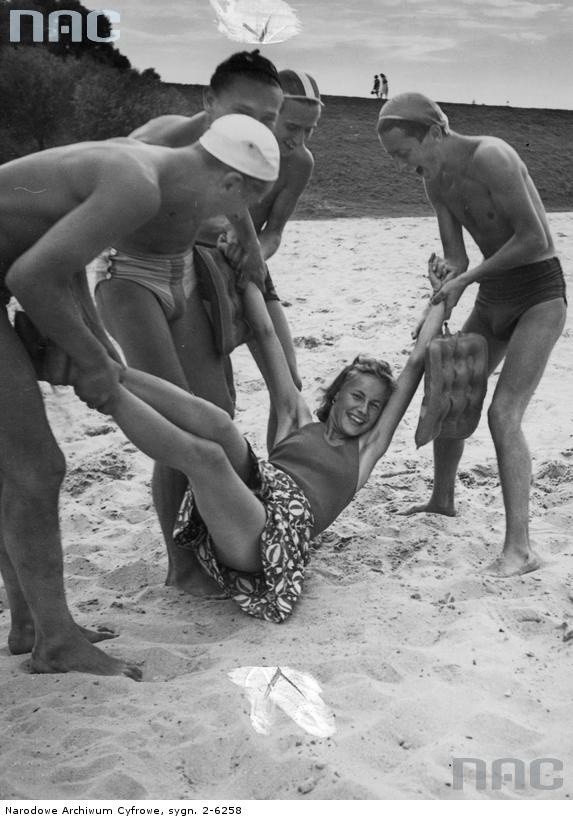 Pięć osób podczas zabawy na plaży nad Wisłą. Młodzi...