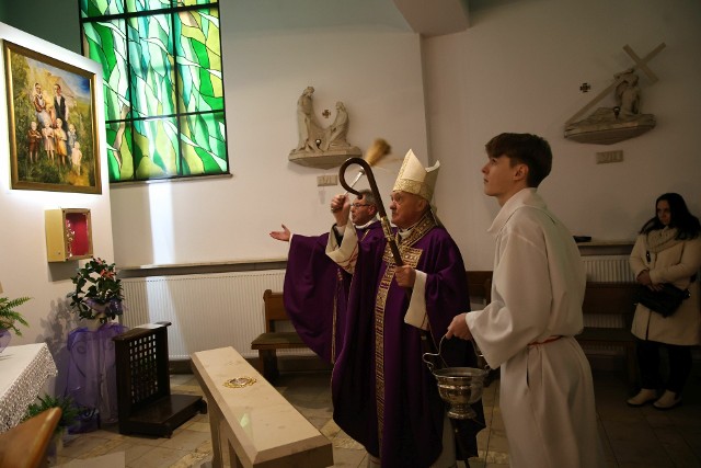 W czasie mszy świętej kardynał Kazimierz Nycz poświęcił ołtarz błogosławionej rodziny Ulmów.