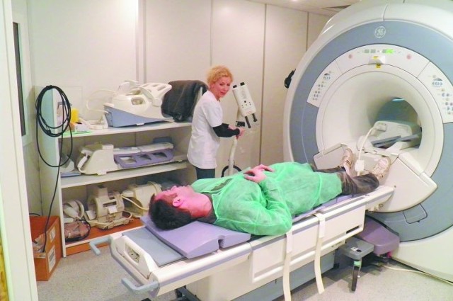 Pacjenci mają ograniczony dostęp do badań nowoczesnym rezonansem magnetycznym, kupionym za 4,2 mln zł. Narodowy Fundusz Zdrowia sfinansuje tylko badania osób leżących w szpitalu.