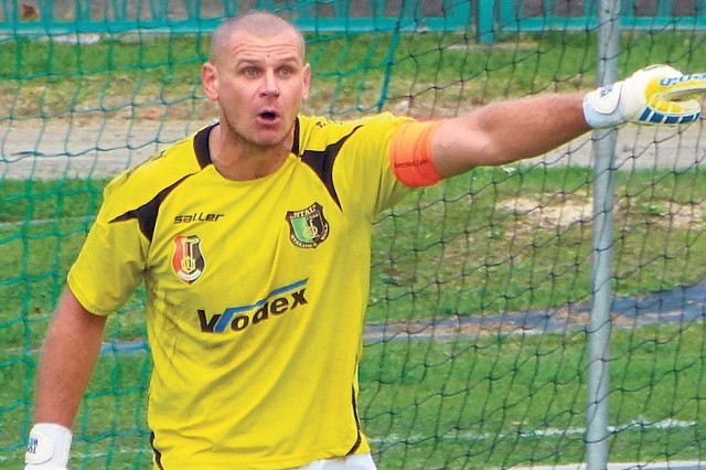 Tomasz Wietecha, bramkarz drugoligowego zespołu piłkarzy Stali Stalowa Wola, ma za sobą udany rok. Jest ze "Stalówką" obecnie na wysokim, czwartym miejscu w tabeli, potrafił bronić rzuty karne.