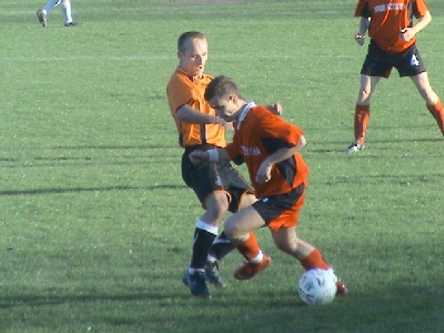 Piłkarze Oskara Przysucha pokonali Akcję. O piłkę walczy Emil Górniak, (z lewej), były zawodnik Oskara z Grzegorzem Obuchem.