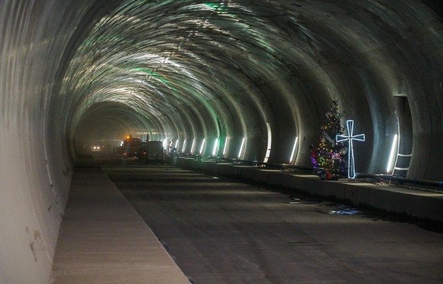 Tunele TS-26 oraz TS-32 to obiekty inżynieryjne, których budowa nie jest prosta. Pierwszy z nich ma ponad 2 kilometry długości! Zobaczcie najnowsze zdjęcia z placu budowy S3 w okolicach tuneli w naszej galerii
