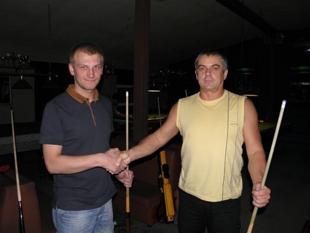 W półfinale Adam Wisz (z lewej) pokonał Janusza Stawarza, szefa Ósemki.