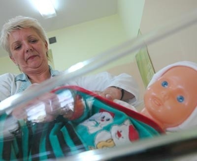 Jedną z osób prowadzących darmową szkołę rodzenia będzie pielęgniarka oddziałowa Halina Trębicka.