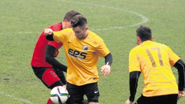 Piłkarze z Zabierzowa (żółto-czarne stroje) na półmetku rozgrywek zajmują czwarte miejsce w tabeli