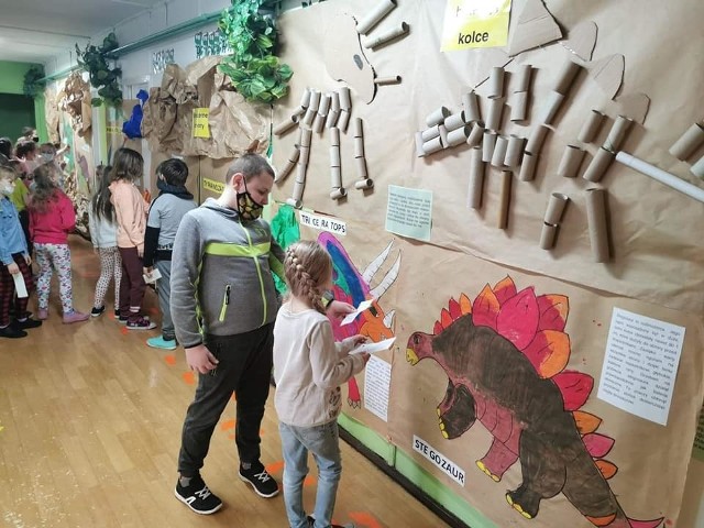 Wystawa dinozaurów w Szkole Podstawowej numer 2 w Sędziszowie. Tak "Misie" i "Sówki świętowały Dzień Dinozaura.