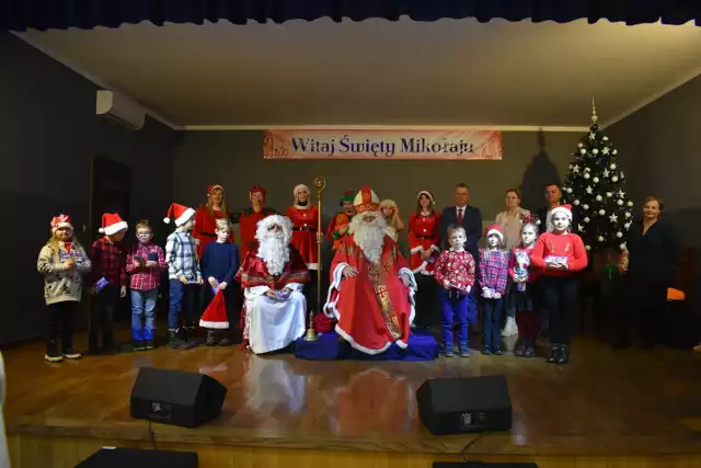 Wizyta Świętego Mikołaja w Opatowcu wywołała radość u najmłodszych. Dzieci otrzymały mnóstwo słodkości