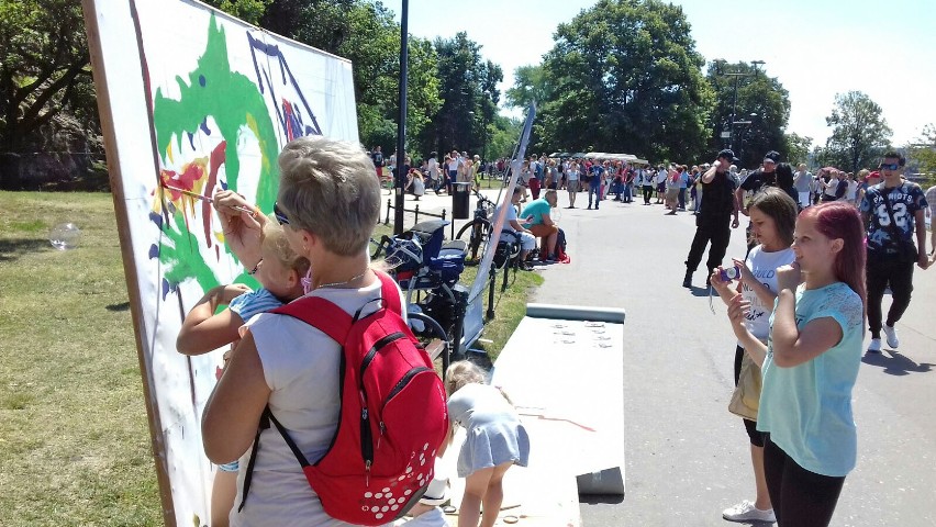 Kraków. Mali artyści stworzyli wielkiego smoka! [ZDJĘCIA]