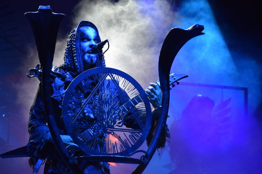Nergal z Behemotha w demonicznym stroju na scenie w...