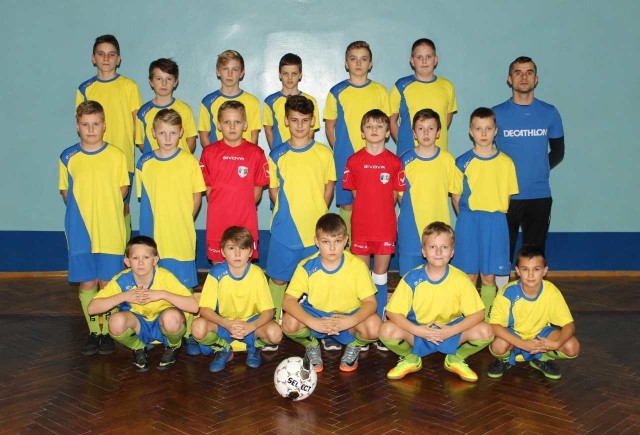 Młode drużyny piłkarskie ze Skopania prezentują się w nowym sprzędzie całkiem efektownie