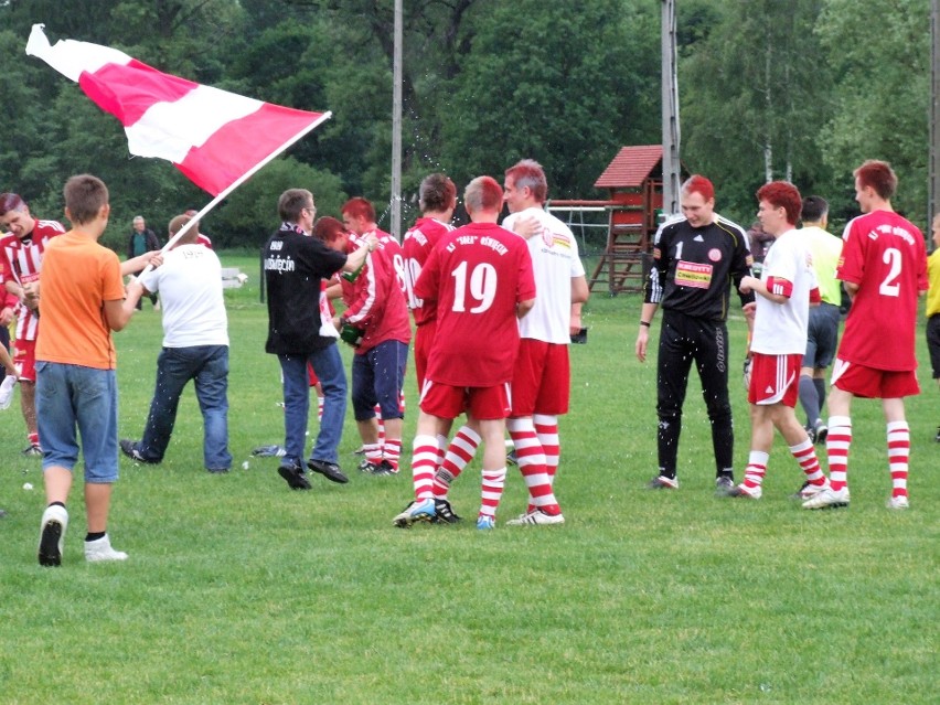 Piłkarskie archiwum: Zobacz, jak w 2012 roku w Sole Oświęcim świętowano awans do czwartej ligi [ZDJĘCIA]