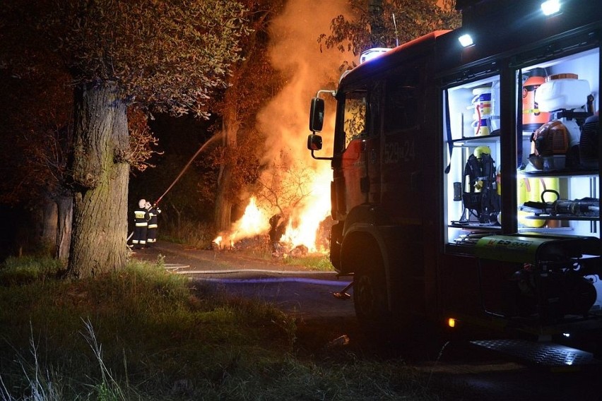 Cztery zastępy straży gasiły pożar stogu w gminie Więcbork [galeria]