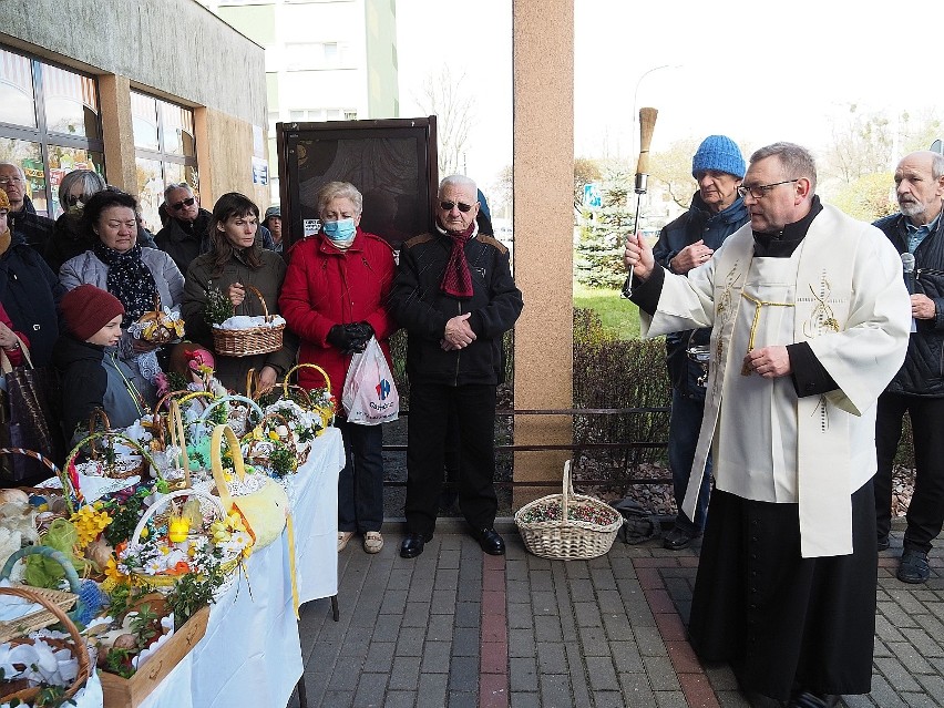 Wielkanocne świecenie pokarmów w Łodzi: pod gołym niebem na...