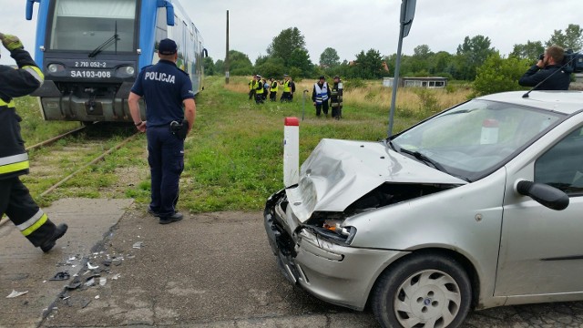 Do zdarzenia doszło w Strzeżenicach koło Koszalina na niestrzeżonym przejeździe kolejowym. Kierowca fiata punto najwyraźniej nie zwrócił uwagi, że do przejazdu zbliża się szynobus i uderzył w pociąg.