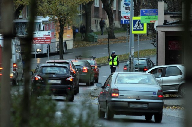 Policjanci dokładnie sprawdzali wszystkich kierowców.