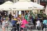 Niedziela na Żeromskiego w Radomiu. Kolejki do lodziarni, zajęte stoliki w ogródkach restauracyjnych. Radomianie ruszyli do centrum