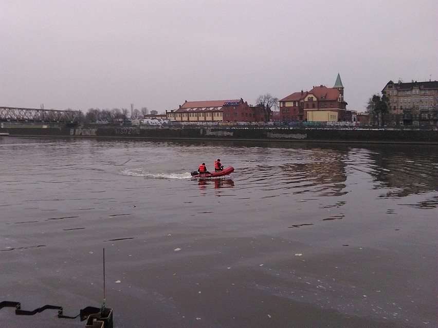 Wrocław: Plama ropy na Odrze przy mostach Warszawskich. Strażacy w akcji (ZDJĘCIA)