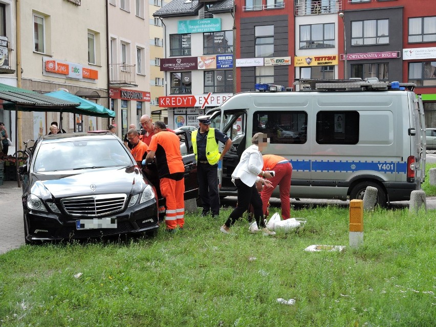 Według relacji świadków kierowca mercedesa na ostrołęckich...