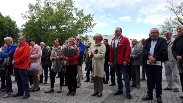 Zgodnie z planem, we wtorek o godz. 11.00 na pl. Bohaterów w Zielonej Górze rozpoczęły się uroczystości związane ze Świętem Pracy oraz 14. rocznicą przystąpienia Polski do UE. Obchody zorganizował SLD, OPZZ oraz ZNP.W tym roku na placu pod pomnikiem Bohaterów zgromadziło się około 100 osób. Uroczystości poprowadził radny Radosław Brodzik. To on zapraszał kolejne osoby, aby przemówiły do zgromadzonych. Wystąpił m.in. Tomasz Nesterowicz, kandydat sojuszu w nadchodzących wyborach na prezydenta Zielonej Góry. - Żyjemy w przekonaniu, że to robotnicy w XIX wieku mieli trudną sytuację. Tymczasem na naszych oczach na świecie zachodzą takie zmiany, które zbliżają nas do tego okresu. Jeśli spojrzymy dziś jak wiele sami pracujemy, jak państwo wycofuje się z kolejnych świadczeń na rzecz obywateli, jak bardzo niepewne są nasze emerytury, jak często, dzięki nowym technologiom, jesteśmy nadmiernie kontrolowani w pracy, musimy zdać sobie sprawę, że o prawa pracowników wciąż trzeba walczyć – tłumaczy T. Nesterowicz. – Dlatego tak ważne jest, abyśmy jako obywatele byli solidarni, abyśmy nie dali sobie odebrać naszych praw. 1 i 3 maja to święta, które związane są z myślą postępową. Powinniśmy zawsze o nich pamiętać i obchodzić je wspólnie. Podczas uroczystości wystąpiła również Bożena Mania z ZNP, która poruszyła temat niskich płac polskich pracowników: - Powinniśmy walczyć o to, aby każdy, bez względu na branżę, w jakiej pracuje otrzymywał godną wypłatę!Wśród zgromadzonego tłumu prowadzona była zbiórka podpisów pod projektem finansowania in vitro z budżetu miasta. Na obchodach była również widoczna delegacja przedstawicieli partii Razem, którzy rozdawali specjalnie przygotowaną na ten dzień gazetkę. Uroczystości 1 maja w Zielonej Górze zakończyły się złożeniem kwiatów pod tablicą pamiątkową przy pomniku Bohaterów. WYSTAWA W MUZEUM ZIEMI LUBUSKIEJPrzeczytaj też:   MAJÓWKA 2018 HANDEL. Zobacz, jak będą czynne sklepy w długi weekend majowy [LISTA SKLEPÓW, GODZINY OTWARCIA]