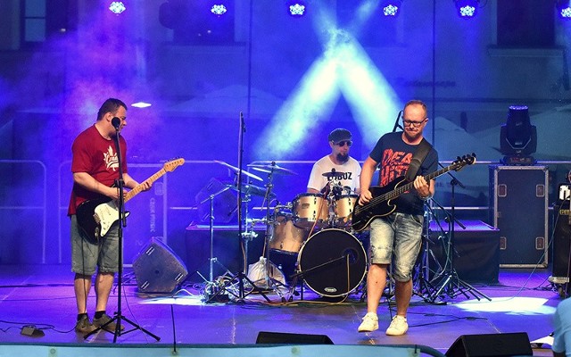 GANJA TRANSFORMERS to kapela z Tarnobrzegu powstała w 2003 roku – poruszająca się w stylistyce punk-rock-reggae.