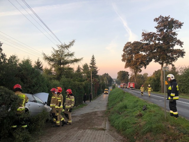 W Ostromecku na drodze wojewódzkiej nr 551 zderzyły się niemal czołowo dwa samochody. Kierujący jednym z aut prawdopodobnie próbował uniknąć zderzenia i zatrzymał się na płocie przydrożnej posesji.