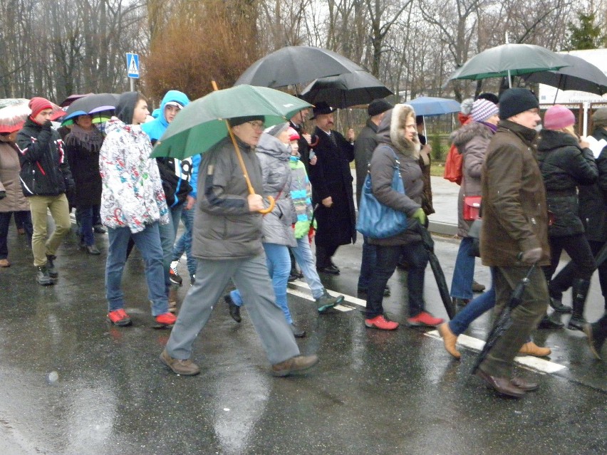 Krzyż ŚDM w Żorach: Adoracja i procesja [ZDJĘCIA]