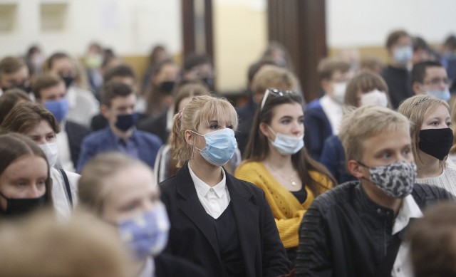 W II LO inauguracja nowego roku szkolnego odbyła się na auli, jednak z zachowaniem wszelkich środków bezpieczeństwa w tym odstępu 1,5 metra i maseczki zasłaniającej usta i nos. W inauguracji uczestniczyła tylko część uczniów.  