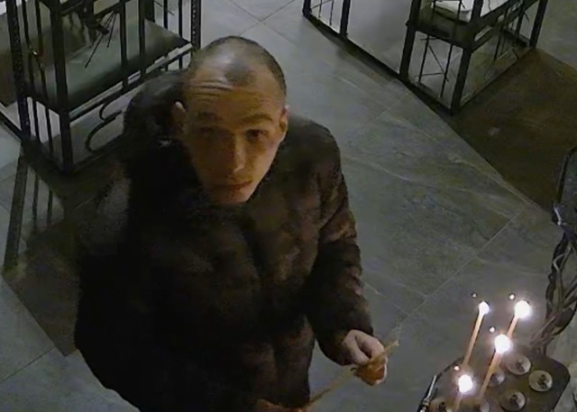 Ten mężczyzna może mieć związek z kradzieżą w jednym z mieszkań na osiedlu Wysoki Stoczek. Widać jego twarz na zabezpieczonym zapisie z monitoringu.