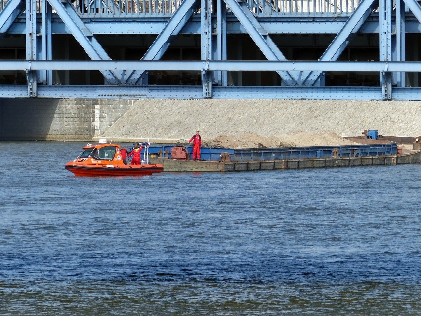 Wrocław: Przy moście Grunwaldzkim barka zerwała się z cum (ZDJĘCIA)