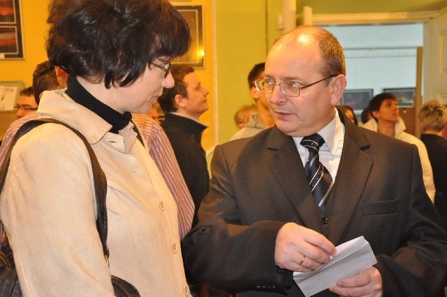 Burmistrz Krzysztof Obratański z kopertą, którą przed momentem otrzymał od dyrektor Katarzyny Sorn.